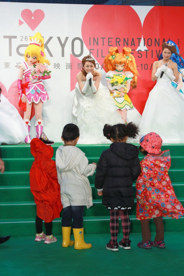 プリキュア声優、生天目仁美、渕上舞、宮本佳那子が雨の中、ウェディングドレス姿を披露!!　画像ギャラリー（7枚目）