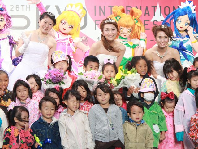 プリキュア声優、生天目仁美、渕上舞、宮本佳那子が雨の中、ウェディングドレス姿を披露!!　画像ギャラリー（8枚目）