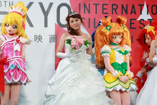 プリキュア声優、生天目仁美、渕上舞、宮本佳那子が雨の中、ウェディングドレス姿を披露!!　画像ギャラリー（12枚目）