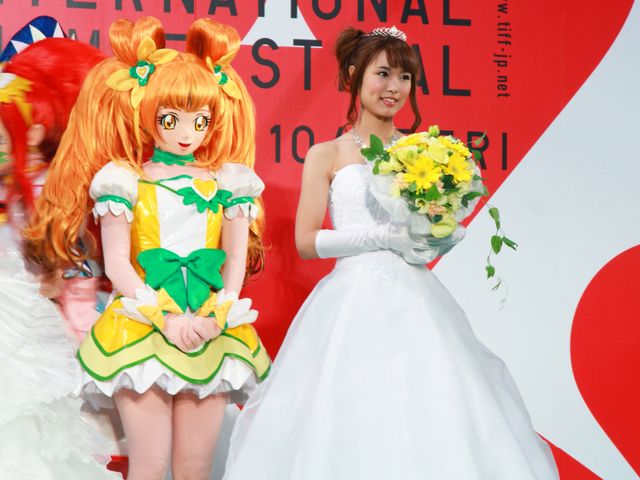 プリキュア声優、生天目仁美、渕上舞、宮本佳那子が雨の中、ウェディングドレス姿を披露!!　画像ギャラリー（13枚目）