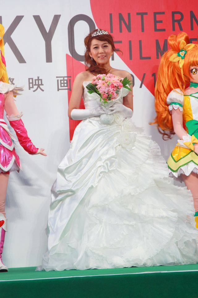 プリキュア声優、生天目仁美、渕上舞、宮本佳那子が雨の中、ウェディングドレス姿を披露!!　画像ギャラリー（14枚目）
