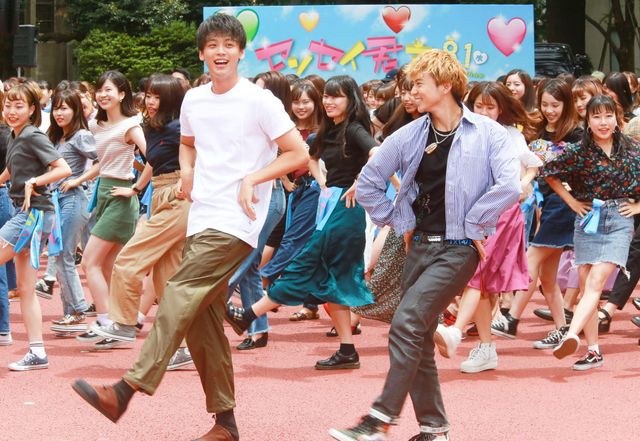 竹内涼真＆佐藤大樹が学生たちとダンス！映画『センセイ君主』フラッシュモブイベント（9枚目）
