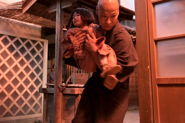 【画像7枚】朝ドラ「風、薫る」虎太郎（小林虎之介）、りん（見上愛）の腕をつかんで…第19回場面写真（4枚目）