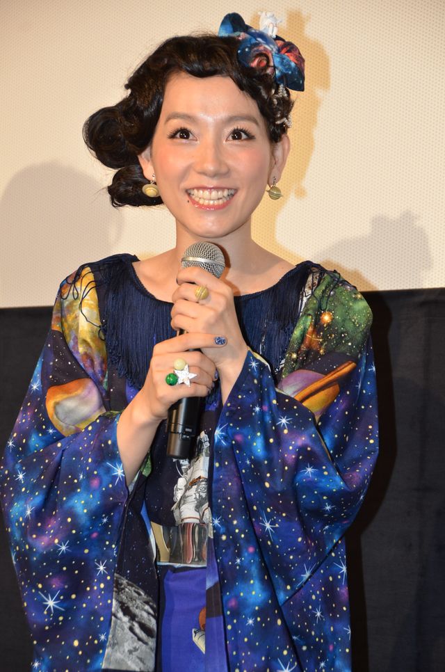 篠原ともえ“宙ガール”ファッションフォトギャラリー（2枚目）