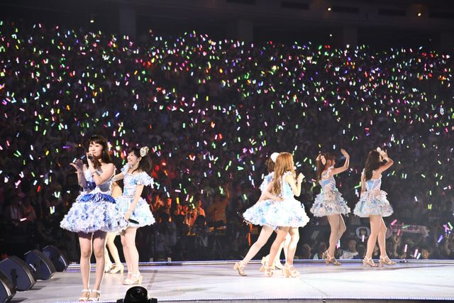 板野友美の卒業セレモニーに前田敦子と篠田麻里子　画像ギャラリー（4枚目）