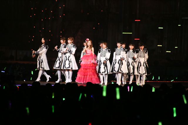 板野友美の卒業セレモニーに前田敦子と篠田麻里子　画像ギャラリー（6枚目）