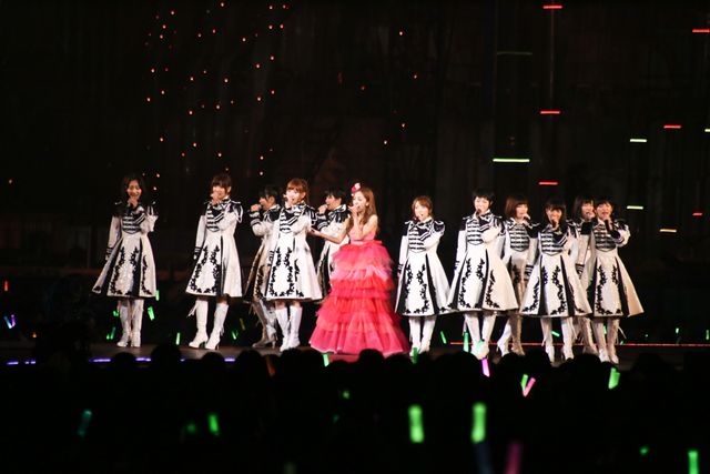 板野友美の卒業セレモニーに前田敦子と篠田麻里子　画像ギャラリー（7枚目）