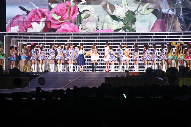 板野友美の卒業セレモニーに前田敦子と篠田麻里子　画像ギャラリー（8枚目）