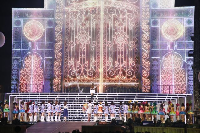 板野友美の卒業セレモニーに前田敦子と篠田麻里子　画像ギャラリー（9枚目）