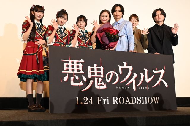 村重杏奈、肩出し黒ドレスで登場！初主演映画『悪鬼のウイルス』公開記念舞台挨拶：フォトギャラリー