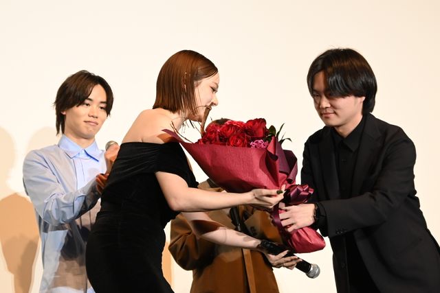 村重杏奈、肩出し黒ドレスで登場！初主演映画『悪鬼のウイルス』公開記念舞台挨拶（2枚目）