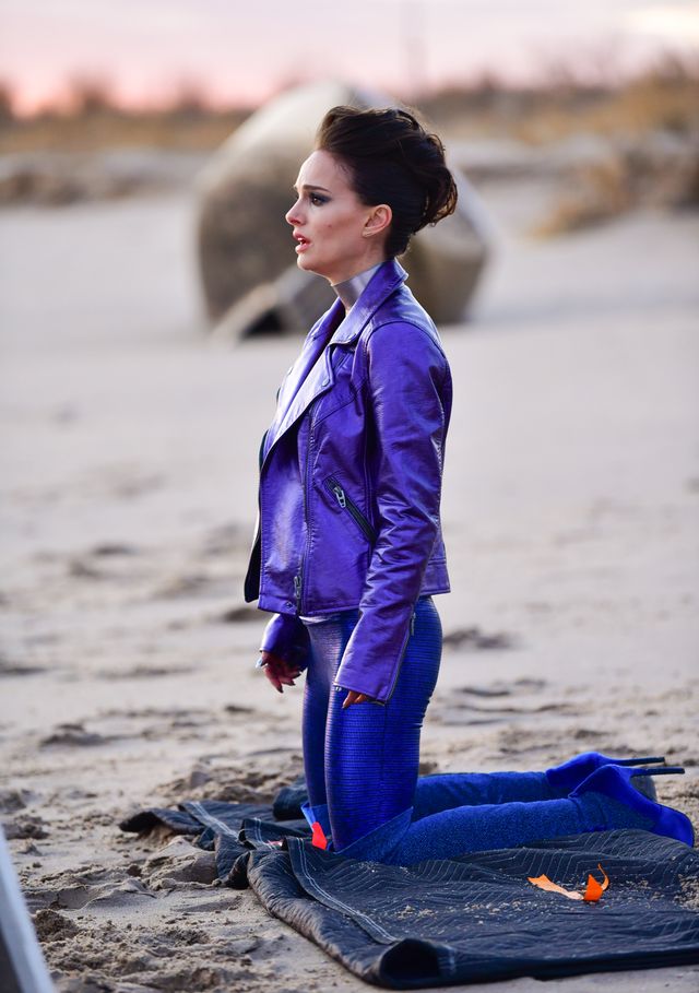 ナタリー・ポートマン、ヘソ出しスタイルでロックスターになる！：フォトギャラリー