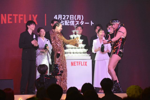 戸田恵梨香、美背中ぱっくり！生田斗真がエスコート　Netflix「地獄に堕ちるわよ」配信記念PARTY（3枚目）