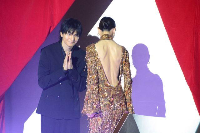 戸田恵梨香、美背中ぱっくり！生田斗真がエスコート　Netflix「地獄に堕ちるわよ」配信記念PARTY（4枚目）