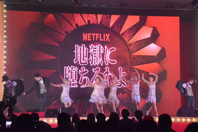 戸田恵梨香、美背中ぱっくり！生田斗真がエスコート　Netflix「地獄に堕ちるわよ」配信記念PARTY（6枚目）