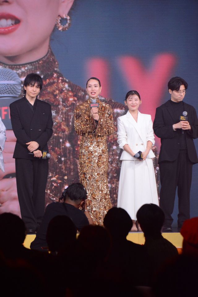 戸田恵梨香、美背中ぱっくり！生田斗真がエスコート　Netflix「地獄に堕ちるわよ」配信記念PARTY（11枚目）