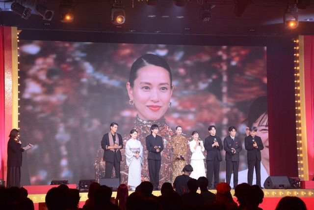 戸田恵梨香、美背中ぱっくり！生田斗真がエスコート　Netflix「地獄に堕ちるわよ」配信記念PARTY（12枚目）