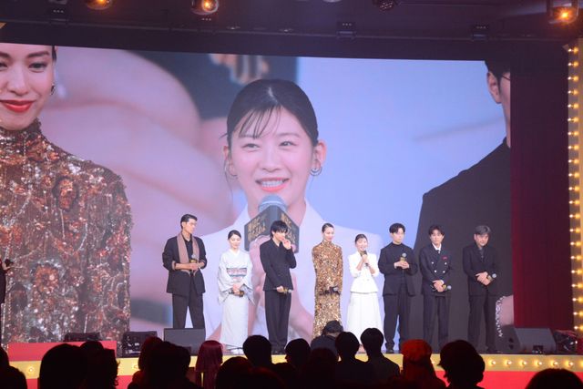 戸田恵梨香、美背中ぱっくり！生田斗真がエスコート　Netflix「地獄に堕ちるわよ」配信記念PARTY（13枚目）