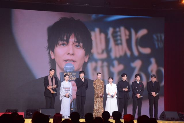 戸田恵梨香、美背中ぱっくり！生田斗真がエスコート　Netflix「地獄に堕ちるわよ」配信記念PARTY（14枚目）