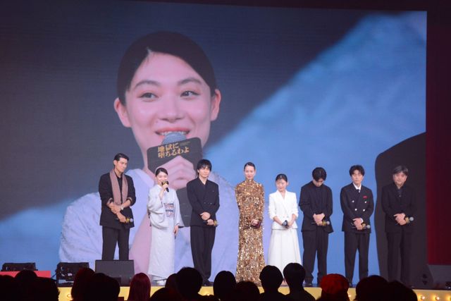 戸田恵梨香、美背中ぱっくり！生田斗真がエスコート　Netflix「地獄に堕ちるわよ」配信記念PARTY（15枚目）