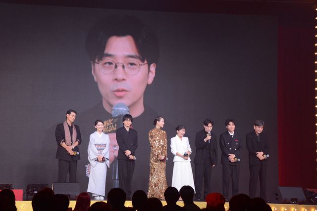 戸田恵梨香、美背中ぱっくり！生田斗真がエスコート　Netflix「地獄に堕ちるわよ」配信記念PARTY（16枚目）