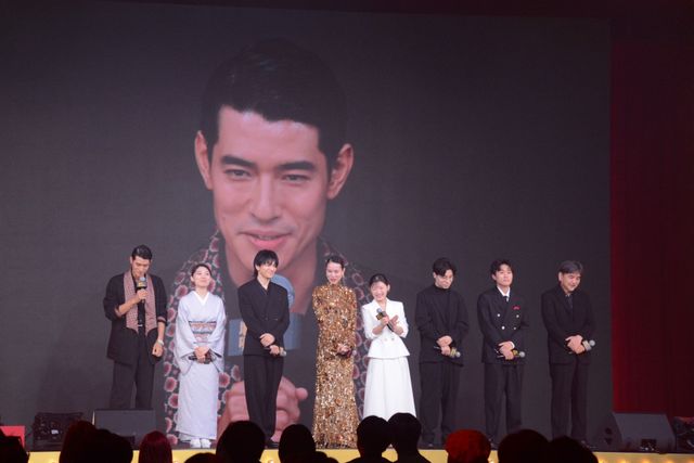 戸田恵梨香、美背中ぱっくり！生田斗真がエスコート　Netflix「地獄に堕ちるわよ」配信記念PARTY（17枚目）