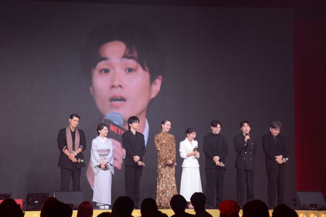 戸田恵梨香、美背中ぱっくり！生田斗真がエスコート　Netflix「地獄に堕ちるわよ」配信記念PARTY（18枚目）