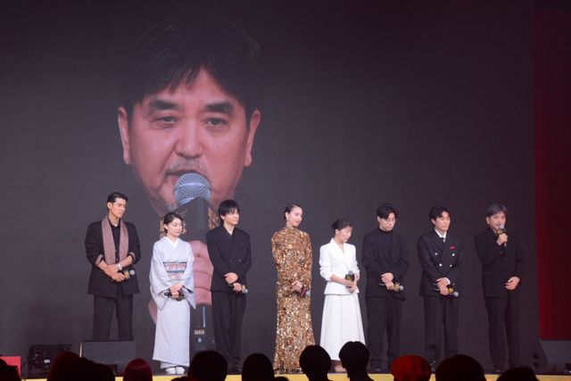 戸田恵梨香、美背中ぱっくり！生田斗真がエスコート　Netflix「地獄に堕ちるわよ」配信記念PARTY（19枚目）