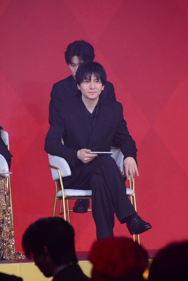 戸田恵梨香、美背中ぱっくり！生田斗真がエスコート　Netflix「地獄に堕ちるわよ」配信記念PARTY（20枚目）