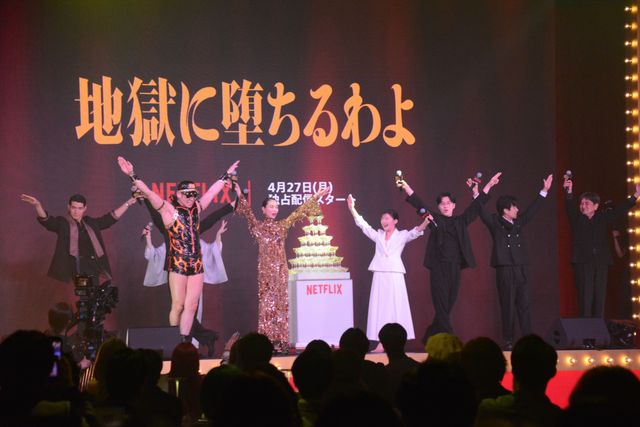 戸田恵梨香、美背中ぱっくり！生田斗真がエスコート　Netflix「地獄に堕ちるわよ」配信記念PARTY（23枚目）