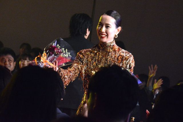 戸田恵梨香、美背中ぱっくり！生田斗真がエスコート　Netflix「地獄に堕ちるわよ」配信記念PARTY（26枚目）