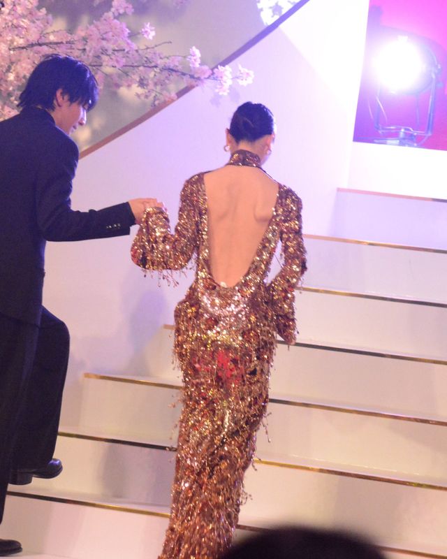 戸田恵梨香、美背中ぱっくり！生田斗真がエスコート　Netflix「地獄に堕ちるわよ」配信記念PARTY（27枚目）