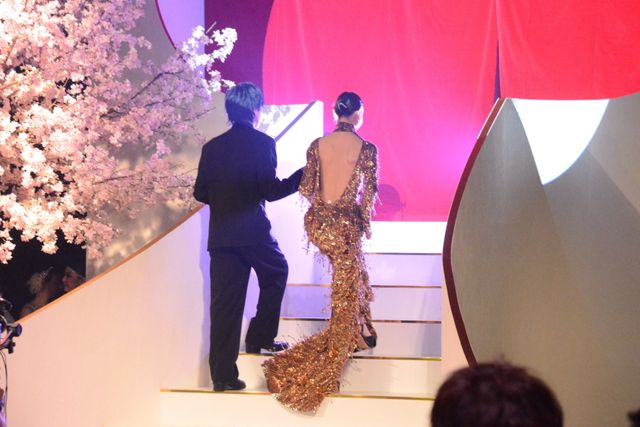 戸田恵梨香、美背中ぱっくり！生田斗真がエスコート　Netflix「地獄に堕ちるわよ」配信記念PARTY（28枚目）