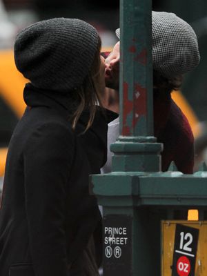アッツアツ！　-ニューヨークの街中でキスをするゾーイ・クラヴィッツとペン・バッジリー