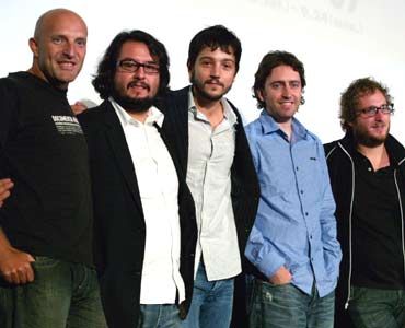 なぜか全員ジーンズの濃い男たち5人。左からチェマ・ロドリゲス監督、パブロ・クルス（『夜のバッファロー』製作者、ダニエル・サンチェス・アレバロ監督、ジェイソン・ホーン監督）