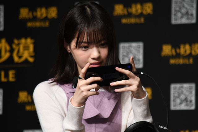 西野七瀬、ゲーム勝利に大喜び！「黒い砂漠モバイル」のローンチ発表会（12枚目）