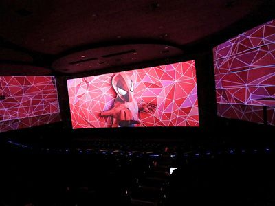 映画館全体がスクリーンみたい！　『スパイダーマン』×「メントス」のタイアップCMをプロジェクションマッピング！