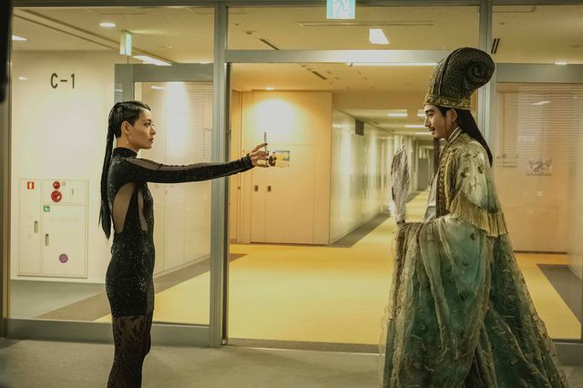 孔明、ボーリングも凄いんです…！「パリピ孔明」第7話場面写真（11枚目）