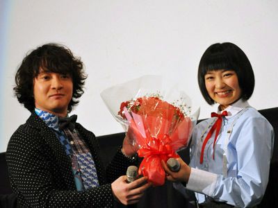 濱田岳から高校合格祝いの花束を贈呈されたエビ中・柏木ひなた