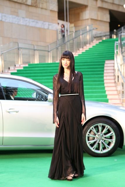 華やかに開幕！第26回東京国際映画祭グリーンカーペット 栗山千明フォトギャラリー（3枚目）