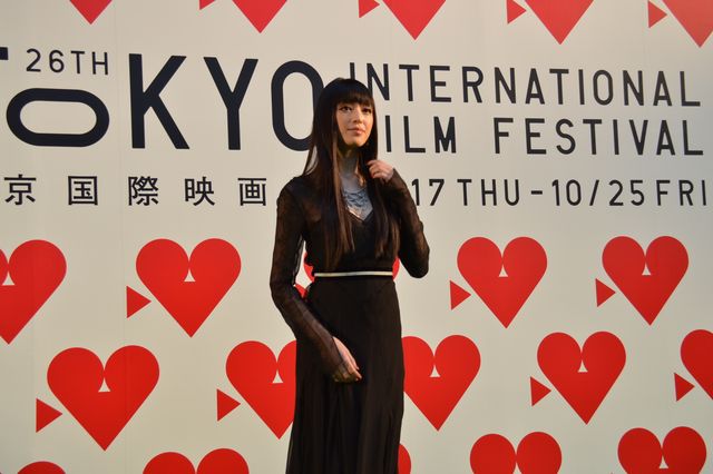 華やかに開幕！第26回東京国際映画祭グリーンカーペット 栗山千明フォトギャラリー（12枚目）
