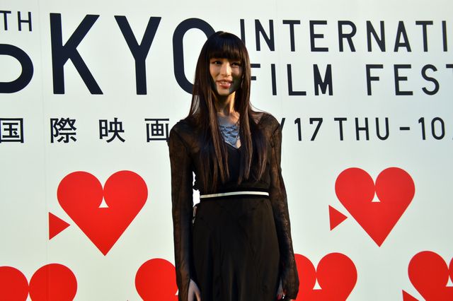 華やかに開幕！第26回東京国際映画祭グリーンカーペット 栗山千明フォトギャラリー（13枚目）