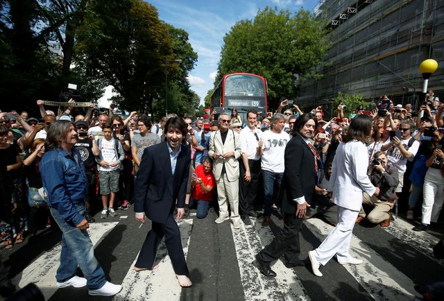 英ロンドンで8日、ビートルズのスタジオアルバム「アビイ・ロード」のジャケット写真が撮影されてから50周年を記念し、撮影場所に数百人のファンが詰めかけた