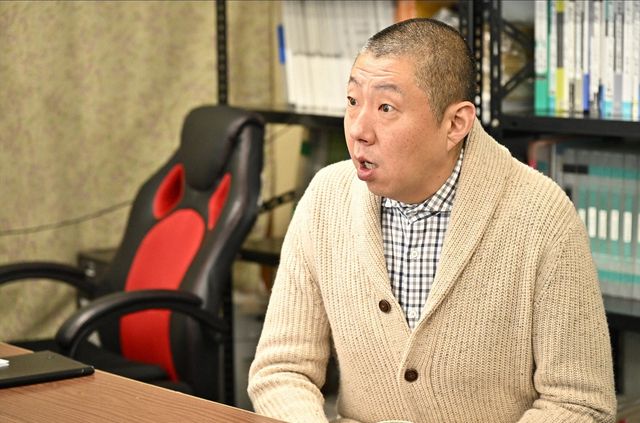 「100万回 言えばよかった」6話より荒川良々演じる洋食店のオーナー・池澤英介