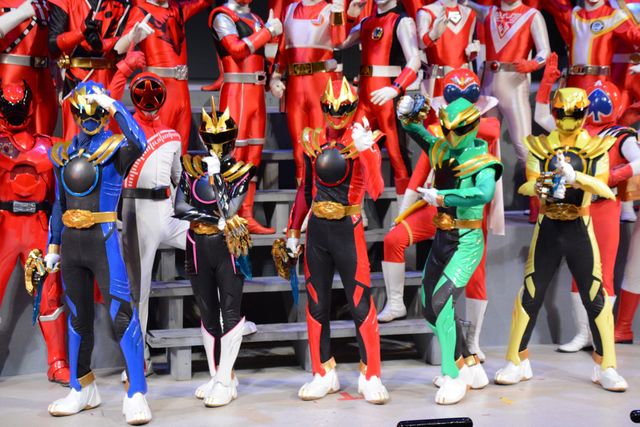 ゴジュウウルフ(中央)率いるナンバーワン戦隊ゴジュウジャー