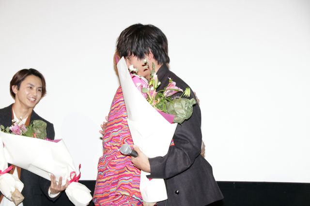 【9枚】超特急ユーキ＆金子大地が熱い抱擁！「めちゃくちゃ美男」：フォトギャラリー