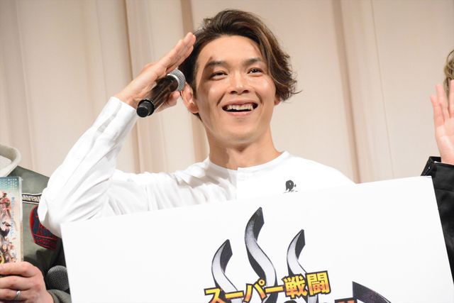 手を振る純烈！映画『スーパー戦闘　純烈ジャー』DVD＆Blu-ray発売記念イベント（17枚目）