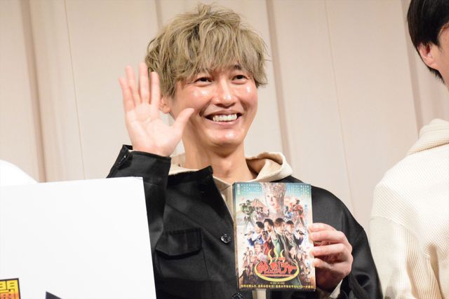 手を振る純烈！映画『スーパー戦闘　純烈ジャー』DVD＆Blu-ray発売記念イベント（18枚目）