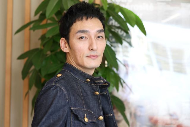 草なぎ剛の魅力ダダ漏れ！映画『台風家族』インタビューカット（2枚目）