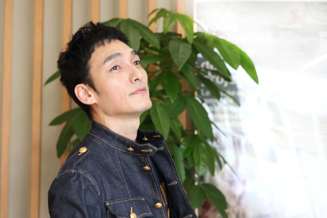 草なぎ剛の魅力ダダ漏れ！映画『台風家族』インタビューカット（5枚目）